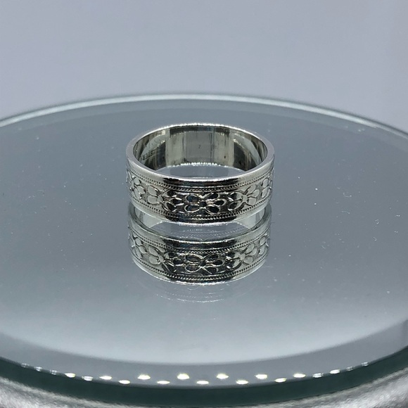 Sterling Silver Ladies Flower Ring / Band - Picture 4 of 4